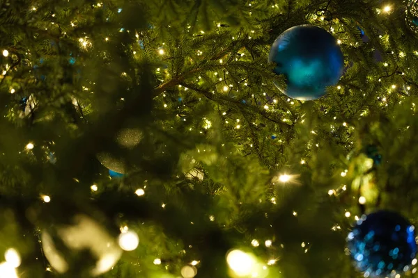 Bolas Bonitas Árvore Natal Com Garlan Brilhante — Fotografia de Stock