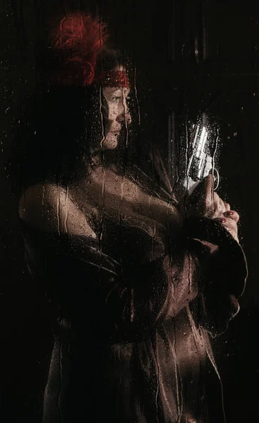 Красива Жінка Револьвером Руках Мокрим Склом Краплями Дощу — стокове фото