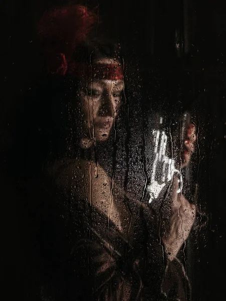 Belle Femme Avec Revolver Dans Les Mains Verre Derrière Verre — Photo