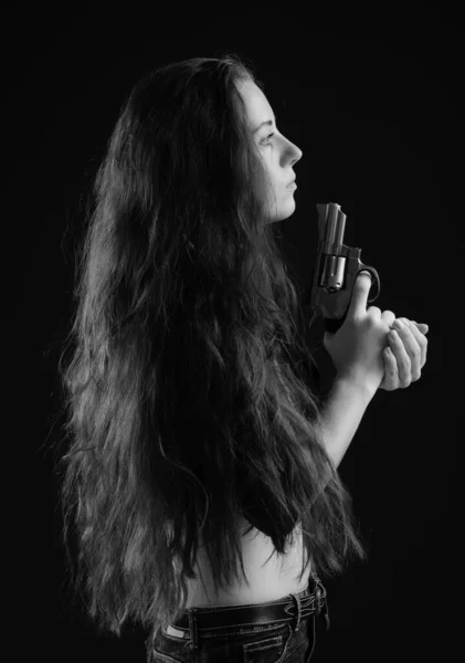 美丽的女人 手拿左轮手枪 戴在黑色的衣服上 — 图库照片