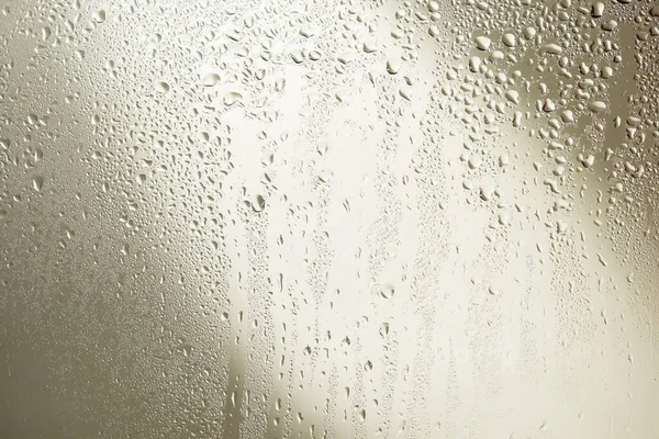 Gocce Acqua Sul Vetro Fondo Beige — Foto Stock