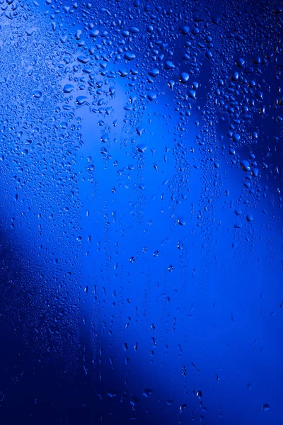 Gotas Agua Sobre Vidrio Sobre Fondo Azul — Foto de Stock