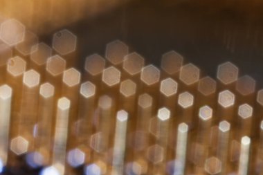 Altın arkaplanda Bokeh olan güzel bir fotoğraf.