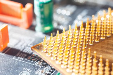 Bir mikro devre yakın planında bir bilgisayarın elektronik çipinin makro fotoğrafçılığı