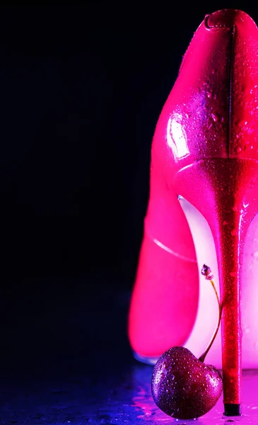 Мокрий Краплями Води Красива Жінка Блискучі Червоні Пальто Вишня Ягода — стокове фото