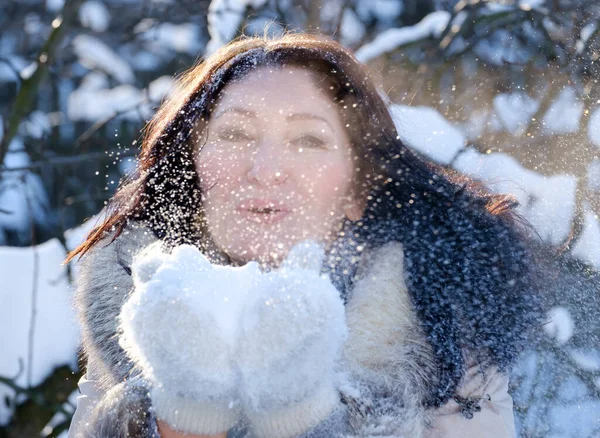 Retrato Uma Mulher Soprando Neve Suas Luvas — Fotografia de Stock