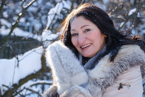 Retrato Uma Mulher Alegre Geada Inverno — Fotografia de Stock