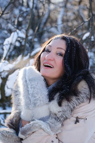 Retrato Uma Mulher Alegre Geada Inverno — Fotografia de Stock