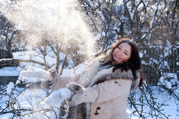 Porträt Einer Schönen Fröhlichen Frau Winter Auf Schneebedecktem Hintergrund — Stockfoto