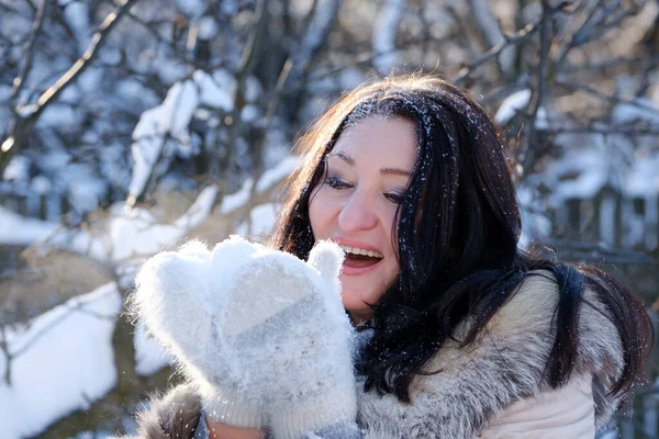 Retrato Uma Mulher Alegre Geada Inverno — Fotografia de Stock