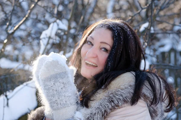 Retrato Uma Mulher Alegre Geada Inverno — Fotografia de Stock