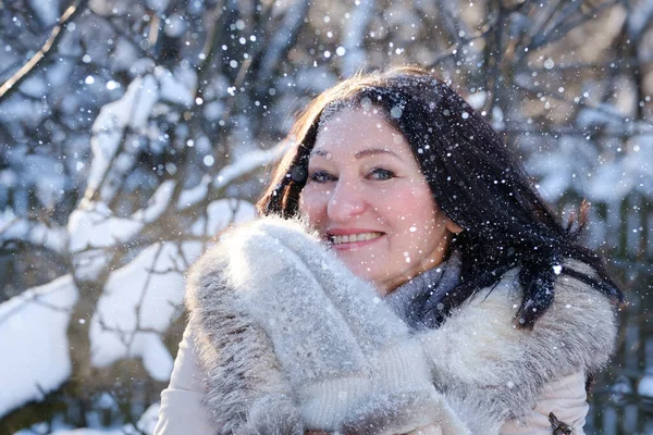 Retrato Una Mujer Alegre Las Heladas Invierno — Foto de Stock