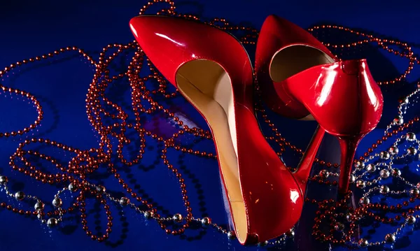 Beau Cuir Verni Brillant Femelle Rouge Stilettos Perles Sur Fond — Photo