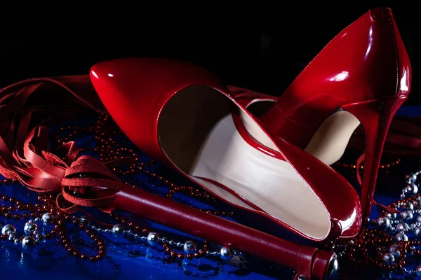 Hermosa Charol Brillante Hembra Stilettos Rojos Látigo Perlas — Foto de Stock