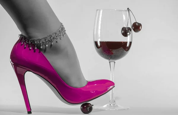 Красиві Жіночі Ноги Декоративним Ланцюжком Блискучому Рожевому Патентному Шкіряному Взутті — стокове фото