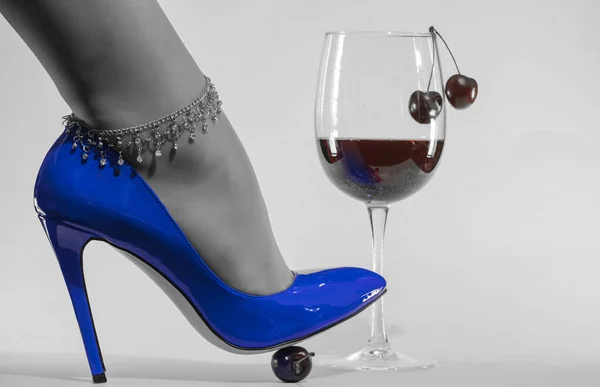 Красиві Жіночі Ноги Декоративним Ланцюжком Блискучому Блакитному Патентному Шкіряному Взутті — стокове фото