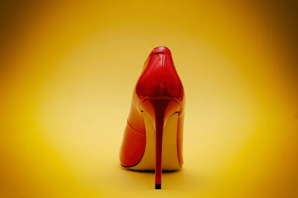 Красиві Жіночі Блискучі Червоні Пальто Жовтому Фоні — стокове фото