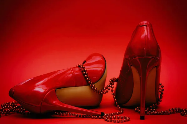 Hermosa Charol Brillante Hembra Stilettos Rojos Perlas Fondo Rojo — Foto de Stock