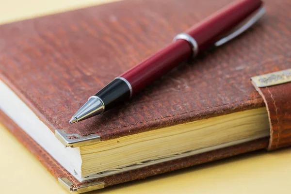 Στυλό Ballpoint Βρίσκεται Ένα Notebook Close — Φωτογραφία Αρχείου