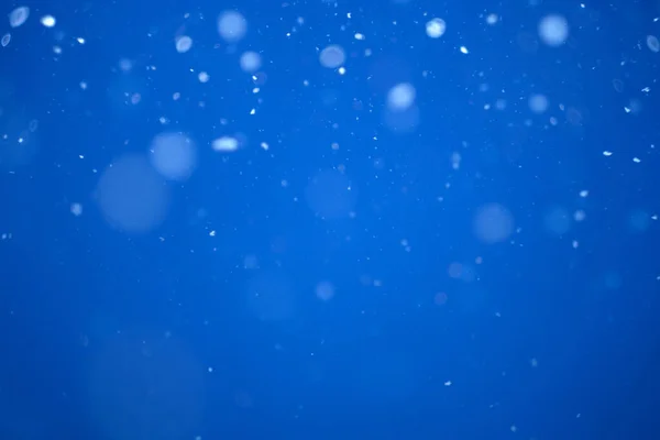 Hermosa Nieve Pesada Volando Sobre Fondo Negro Del Cielo Azul — Foto de Stock