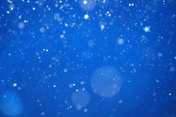 Hermosa Nieve Pesada Volando Sobre Fondo Negro Del Cielo Azul — Foto de Stock