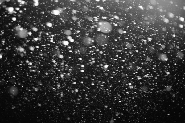 夜空の黒い背景に美しい空を舞う大雪 — ストック写真