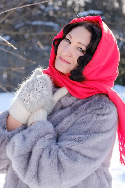 Retrato Uma Bela Mulher Adulta Véu Vermelho Casaco Inverno Frio — Fotografia de Stock