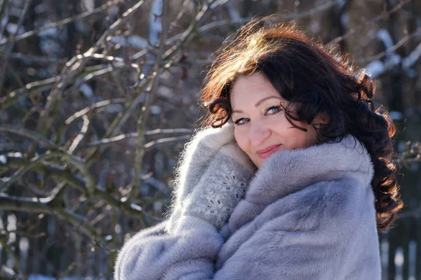 Porträt Einer Schönen Erwachsenen Frau Pelzmantel Und Fäustlingen Freien Winte — Stockfoto