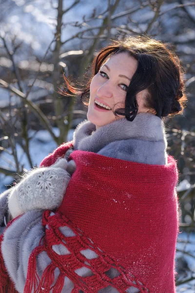 Bela Mulher Adulta Casaco Peles Com Xale Natureza Inverno — Fotografia de Stock