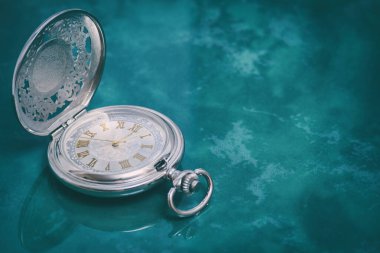 Güzel gümüş cep saati turkuaz mermer arka grubuna yakın.