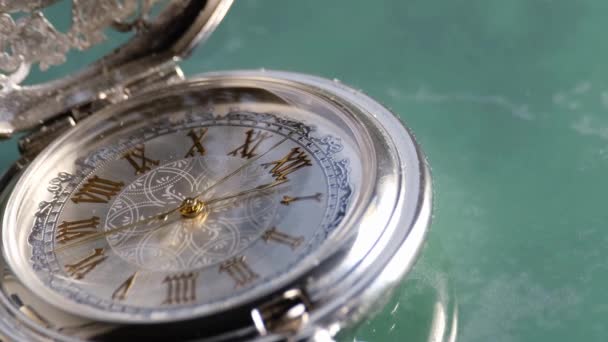 Кишеньковий годинник і ручка фонтану крупним планом на мармуровому фоні — стокове відео