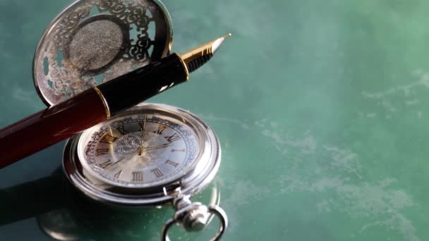 Reloj de bolsillo y pluma estilográfica de cerca sobre fondo de mármol — Vídeos de Stock