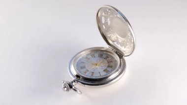 Gümüş cep saati beyaz arkaplanı kapatır