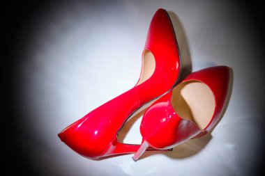 Güzel bayan parlak kırmızı topuklular siyah ve beyaz arka planda