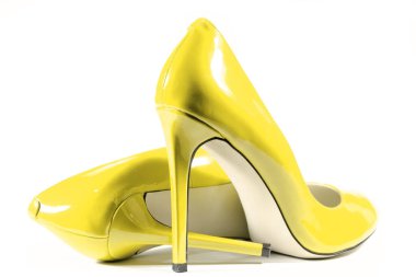 Güzel kadın, beyaz arka planda parlak sarı topuklular.