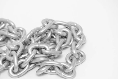 Beyaz zemin üzerinde demir hafif metal zinciri