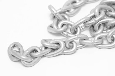 Beyaz zemin üzerinde demir hafif metal zinciri