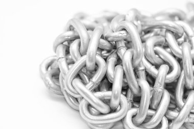 Beyaz zemin üzerinde demir hafif metal zinciri