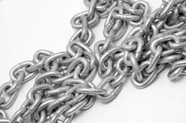 Beyaz zemin üzerinde demir hafif metal zinciri