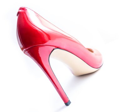 Güzel kadınların parlak patentli kırmızı topukluları beyaz arka planda