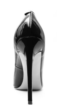 Güzel kadınların parlak patentli siyah topukları beyaz sırtüstü.