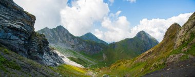 Bir yaz günü bulutların arka planında güzel bir dağ yamacı.