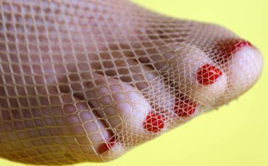 Güzel kadın ayak parmakları ve balık ağı çorapları.