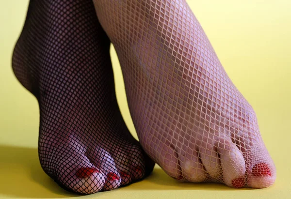 Όμορφα Θηλυκά Πόδια Και Δίχτυα Κοντά — Φωτογραφία Αρχείου