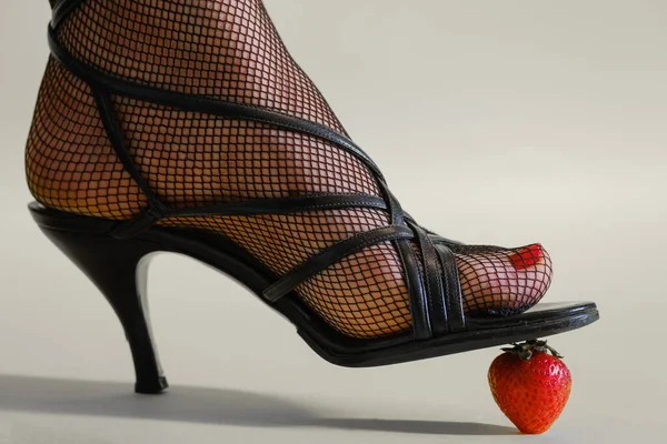 Красивые Женские Ноги Сандалиях Клубнике Сером Фоне — стоковое фото