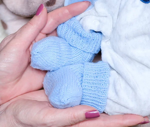 Belas Pequenas Pernas Bebê Recém Nascido Meias Nas Mãos Uma — Fotografia de Stock