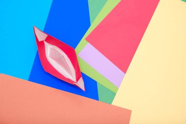 Renkli kâğıt ve kağıt teknenin arka planı çok güzel.