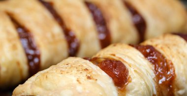 Elma reçelli güzel turta. Yakın plan.