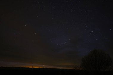 Güzel yıldızlı gökyüzü ve ufukta parlıyor