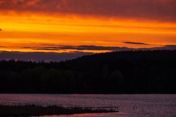 Schwarze Silhouette Des Flussufers Und Des Waldes Horizont Vor Dem — Stockfoto